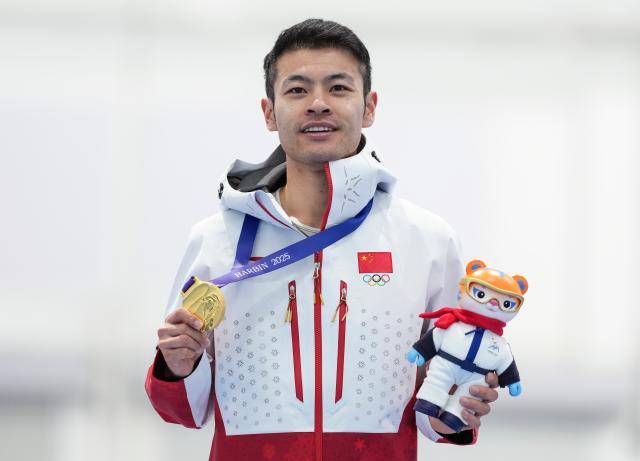 （亚冬会）速度滑冰——宁忠岩获得男子1500米冠军XxjpseC007849_20250208_PEPFN0A001.jpg